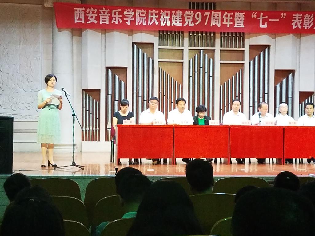 图书馆支部书记景月亲做大会发言